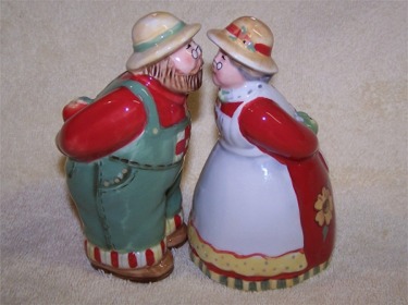 kipeoc kissing farm couple 2_5.jpg